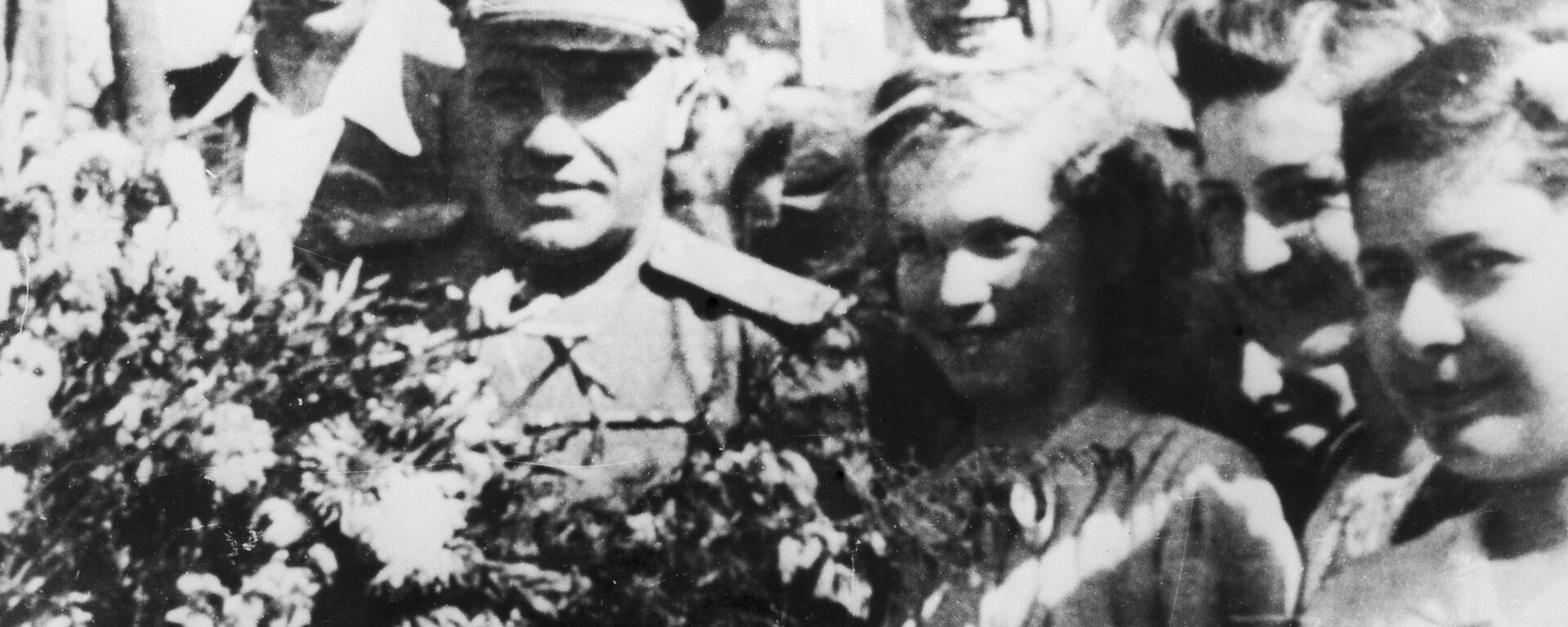 Освободители Кишинева и горожане. В центре - генерал-лейтенант Николай Эрастович Берзарин. - Sputnik Молдова, 1920, 24.08.2025