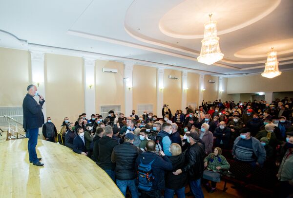 Додон об инциденте в Фалештах: несмотря на провокации, нам удалось пообщаться с жителями Додон об инциденте в Фалештах: несмотря на провокации, нам удалось пообщаться с жителями - Sputnik Молдова
