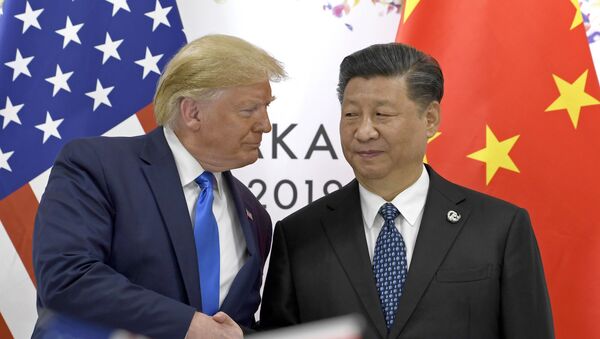 Президент США Дональд Трамп и глава КНР Си Цзиньпин на встрече в рамках саммита G20 в Осаке - Sputnik Moldova-România