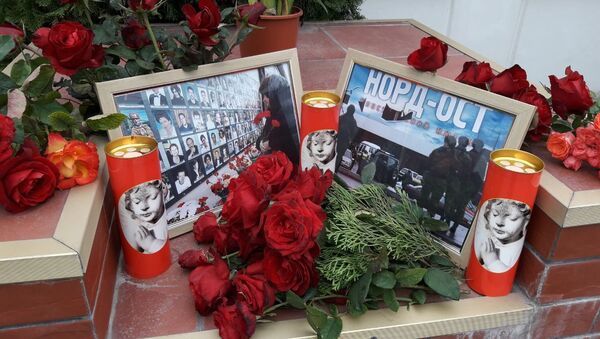 У посольства РФ в Молдове состоялось возложение цветов в память о погибших во время теракта в ТЦ на Дубровке. - Sputnik Молдова