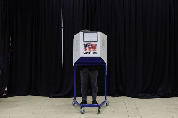 Избиратель во время досрочного голосования на выборах президента США в спортивном комплексе Мэдисон-сквер-гарден в Нью-Йорке - Sputnik Moldova-România