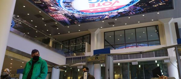 Избиратели в очереди во время досрочного голосования на выборах президента США возле спортивного комплекса Мэдисон-сквер-гарден в Нью-Йорке Избиратели в очереди во время досрочного голосования на выборах президента США возле спортивного комплекса Мэдисон-сквер-гарден в Нью-Йорке - Sputnik Молдова