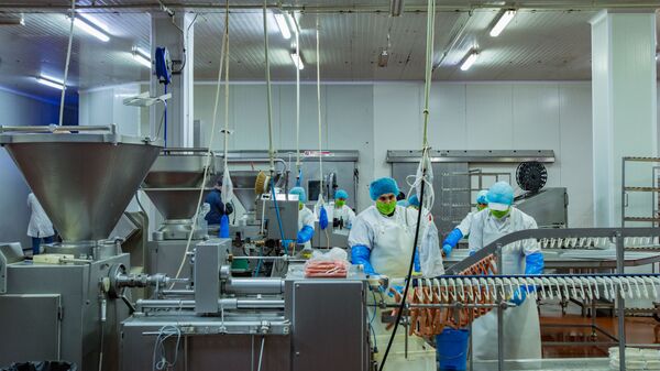 Muncitori la o fabrică de mezeluri - Sputnik Moldova