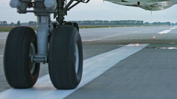 Архивное фото. Взлетно-посадочная полоса аэропорта и шасси самолета  - Sputnik Moldova