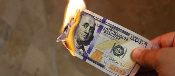 Сжигание стодолларовой купюры, архивное фото Сжигание стодолларовой купюры, архивное фото - Sputnik Молдова