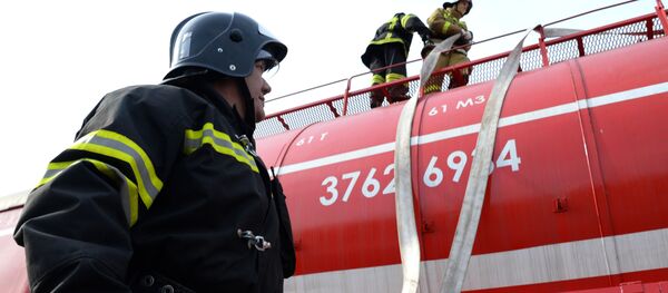 Сотрудники пожарной службы МЧС РФ во время регионального этапа Всероссийских командно-штабных учений в Хабаровском крае - Sputnik Молдова