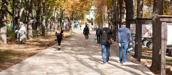 Люди в парке  - Sputnik Молдова