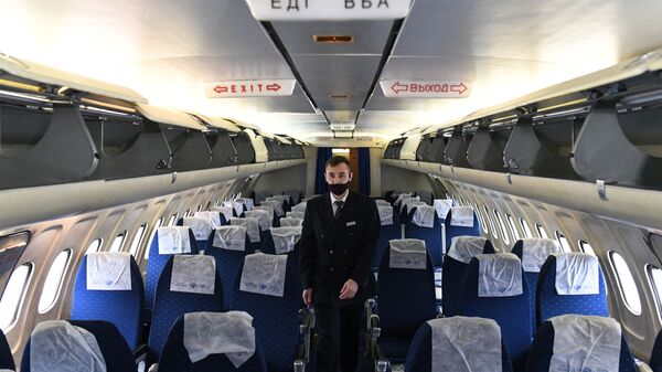 Бортпроводник в самолете Ту-154 авиакомпании Алроса после посадки в аэропорту Толмачево в Новосибирске - Sputnik Moldova-România