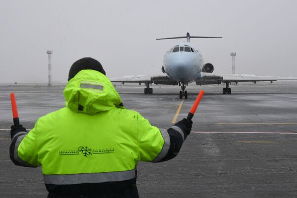 Самолет Ту-154 авиакомпании Алроса после посадки в аэропорту Толмачево в Новосибирске - Sputnik Молдова