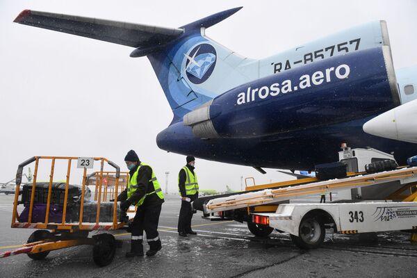 Работники аэропорта у самолета Ту-154 авиакомпании Алроса после посадки в аэропорту Толмачево в Новосибирске - Sputnik Молдова