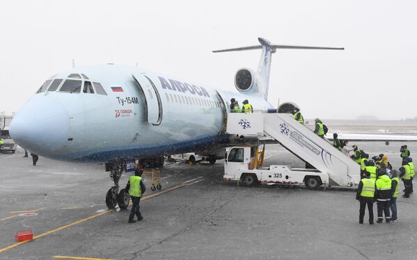 Самолет Ту-154 авиакомпании Алроса после посадки в аэропорту Толмачево в Новосибирске - Sputnik Moldova