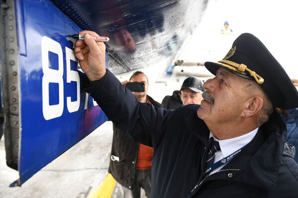 Пилот самолета Ту-154 авиакомпании Алроса Александр Лешкевич оставляет автограф на створке шасси - Sputnik Moldova