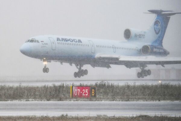 Самолет Ту-154 авиакомпании Алроса во время посадки в аэропорту Толмачево в Новосибирске - Sputnik Moldova
