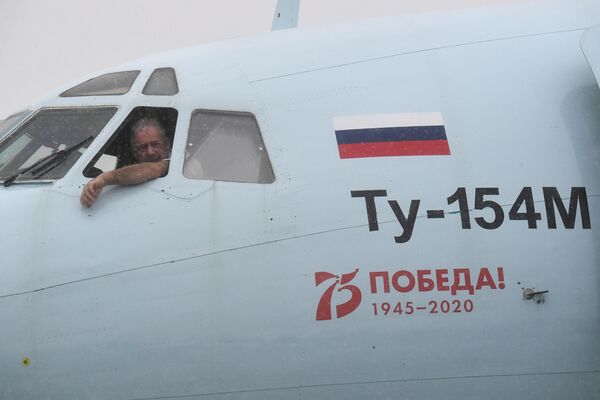 Капитан Александр Лешкевич в кабине самолета Ту-154 авиакомпании Алроса на перроне в аэропорту Толмачево в Новосибирске - Sputnik Moldova