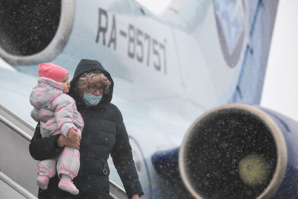 Пассажиры самолета ТУ-154 в аэропорту Толмачево - Sputnik Moldova