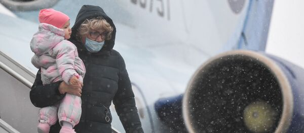 Пассажиры самолета ТУ-154 в аэропорту Толмачево - Sputnik Молдова