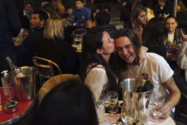 Пара на террасе в одном из ресторанов Парижа незадолго до наступления комендантского часа - Sputnik Moldova-România