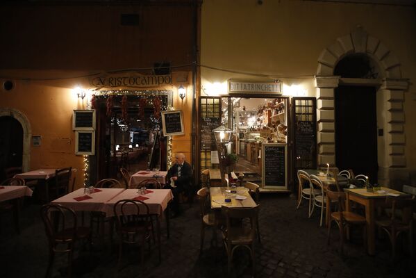 Мужчина на террасе пустого ресторана в Риме, Италия - Sputnik Moldova-România