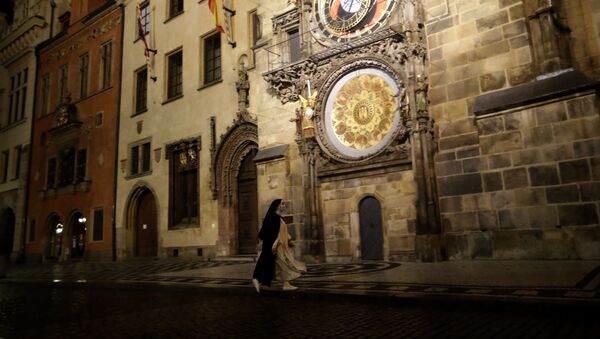 Монашка на пустой Староместской площади в Праге, Чехия  - Sputnik Молдова