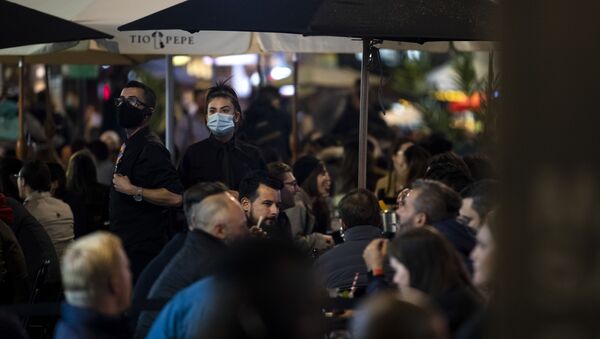 Официанты в медицинских масках на пешеходной части Олд-Комптон-стрит в Лондоне, Великобритания - Sputnik Moldova-România