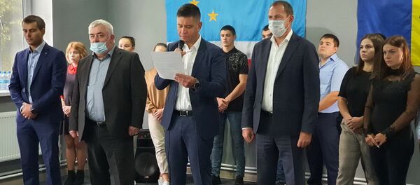 Виктор Петров зачитывает заявление НАШ - Sputnik Молдова