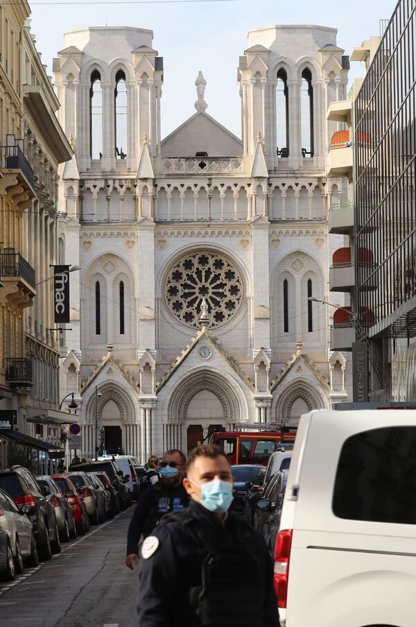 Ситуация возле собора Нотр-Дам в Ницце, где произошло нападение на людей и есть жертвы, Франция - Sputnik Moldova-România