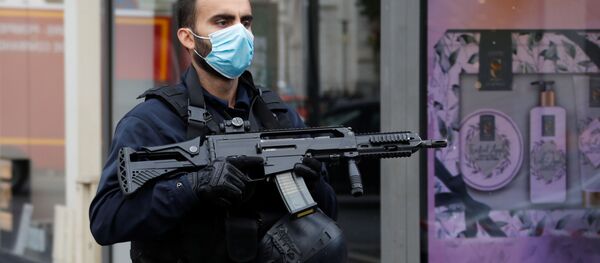 Ситуация возле собора Нотр-Дам в Ницце, где произошло нападение на людей и есть жертвы, Франция - Sputnik Moldova-România