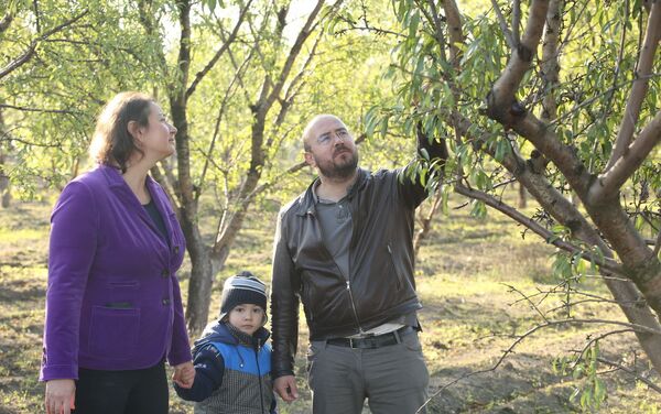Семья Топчу в своем саду. - Sputnik Молдова