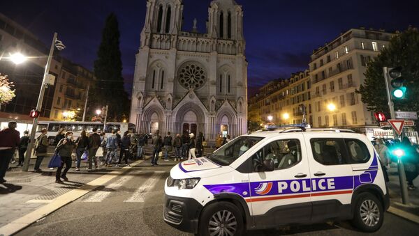 Poliția franceză, în fața bisericii Notre Dame din Nisa, după atac - Sputnik Moldova
