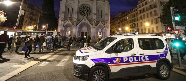 Poliția franceză, în fața bisericii Notre Dame din Nisa, după atac - Sputnik Moldova