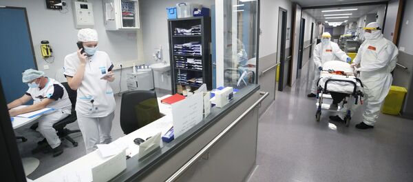 Медицинский персонал службы скорой помощи NAAB в средствах индивидуальной защиты (СИЗ) ожидает в Clinic Europe Медицинский персонал службы скорой помощи NAAB в средствах индивидуальной защиты (СИЗ) ожидает в Clinic Europe - Sputnik Moldova-România