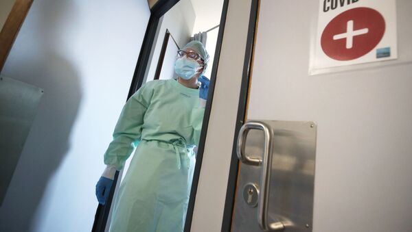 Медицинский работник в Европейской клинике во время вспышки коронавирусной болезни  - Sputnik Moldova
