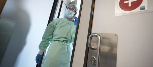 Медицинский работник в Европейской клинике во время вспышки коронавирусной болезни  - Sputnik Moldova