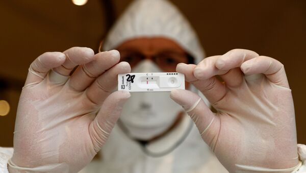 Медицинский персонал показывает быстрый тест на коронавирус пациента - Sputnik Moldova-România