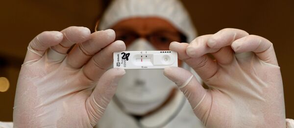 Медицинский персонал показывает быстрый тест на коронавирус пациента - Sputnik Moldova-România