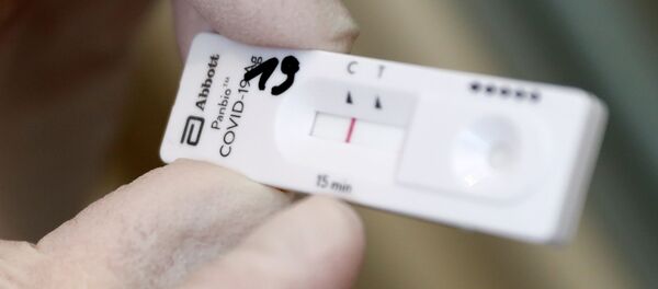 Медицинский персонал показывает быстрый тест на коронавирус пациента - Sputnik Молдова