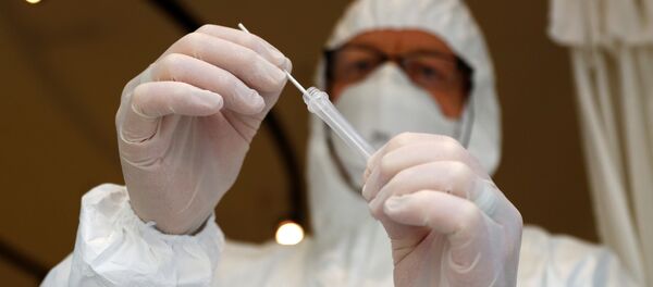 Медицинский персонал держит образец мазка, взятый у человека Медицинский персонал держит образец мазка, взятый у человека - Sputnik Moldova-România