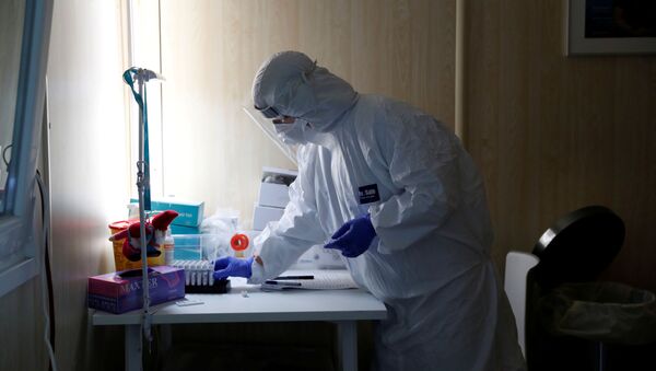 Медицинский работник работает на участке тестирования на COVID-19 - Sputnik Молдова