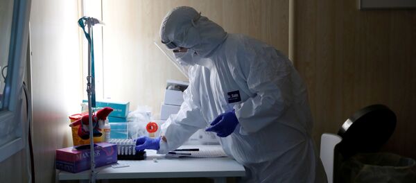 Медицинский работник работает на участке тестирования на COVID-19 Медицинский работник работает на участке тестирования на COVID-19 - Sputnik Moldova