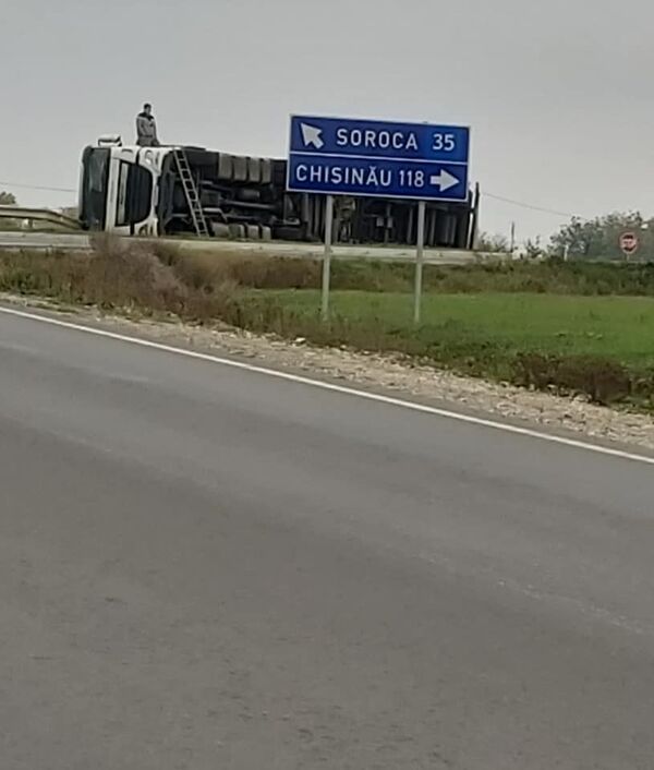 Foto: Un camion s-a răsturnat la Florești - Iată cauza Foto: Un camion s-a răsturnat la Florești - Iată cauza - Sputnik Moldova