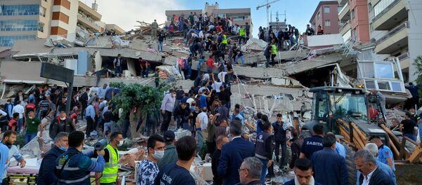 Люди работают над обрушившимся зданием в Измире, Турция Люди работают над обрушившимся зданием в Измире, Турция - Sputnik Молдова