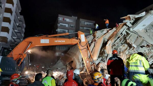 Люди работают над обрушившимся зданием в Измире, Турция - Sputnik Молдова