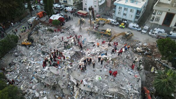 Спасатели ищут выживших в разрушенном здании после землетрясения в портовом городе Измир, Турция - Sputnik Молдова