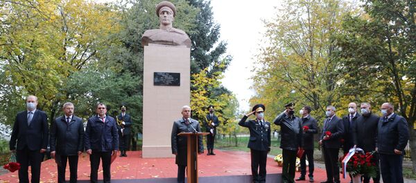 В коммуне Чокылтень Оргеевского района отреставрирован памятник Герою Советского Союза Шарифзяну Казанбаеву. - Sputnik Молдова