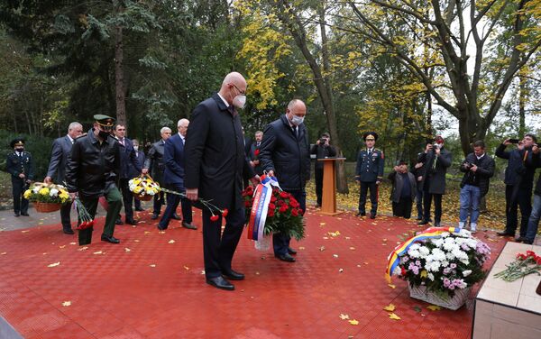 В торжественной церемонии открытия памятника приняли участие российские дипломаты и сенаторы, а также белорусские диппредставители и парламентарии. - Sputnik Молдова