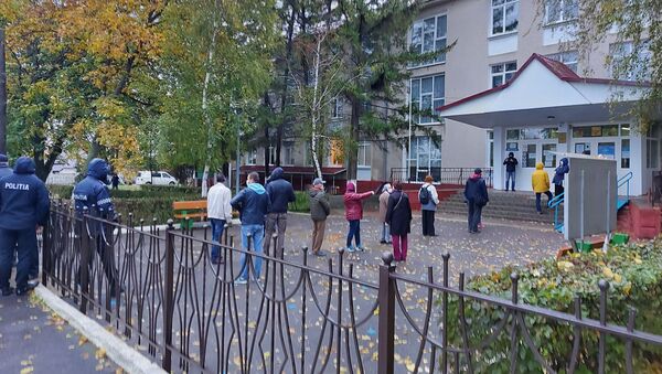 Голосование на участке в селе Варница, в фойе центрального входа в теоретический лицей. - Sputnik Молдова