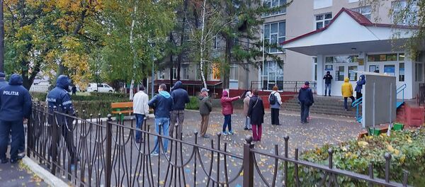 Голосование на участке в селе Варница, в фойе центрального входа в теоретический лицей. Голосование на участке в селе Варница, в фойе центрального входа в теоретический лицей. - Sputnik Молдова