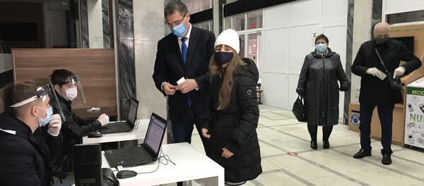Candidatul Renato Usatîi a ajuns la secția de votare 1/238 din sediul ASEM. - Sputnik Moldova
