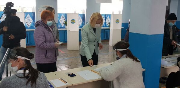 Башкан Гагаузии Ирина Влах голосует на выборах президента - Sputnik Молдова