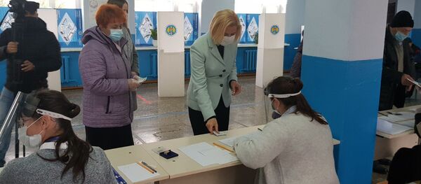 Башкан Гагаузии Ирина Влах голосует на выборах президента - Sputnik Молдова